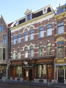 907185 Gezicht op de voorgevel van het pand Vismarkt 13 (Café-restaurant Graaf Floris ) te Utrecht.